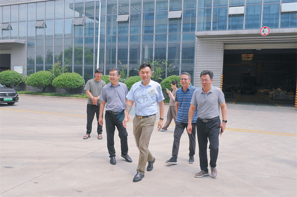 市总工会一行到八方钢构，开展夏季安康“三送”走访慰问活动